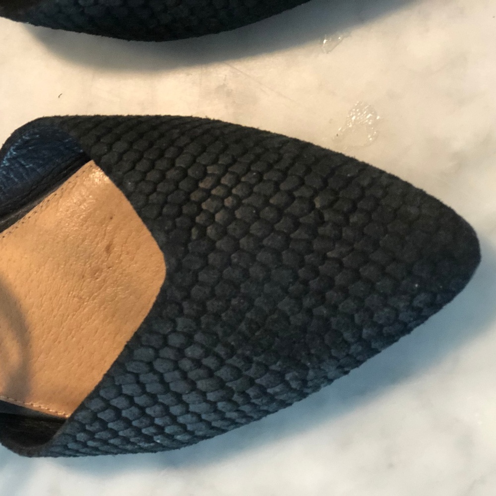 :: UGG Strapy BLK Flats ::